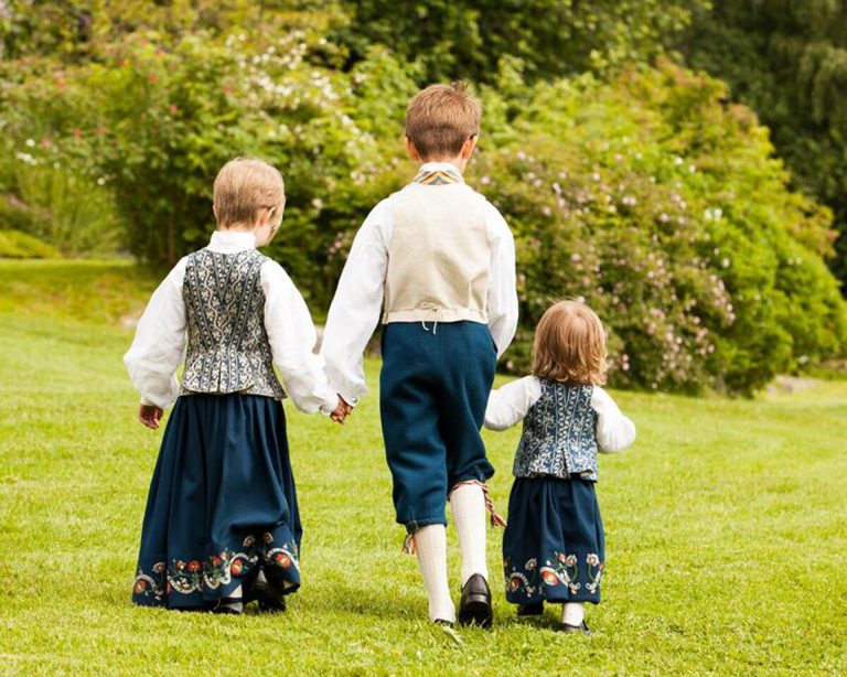 bunadsaum---barn-bakfra-nt-bunad_51942278655_o